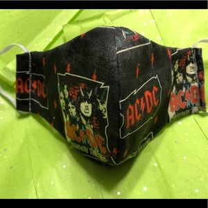 AC/DC face mask with filter pocket